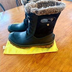 Bogs Black Winter Boots with Fur Trim
